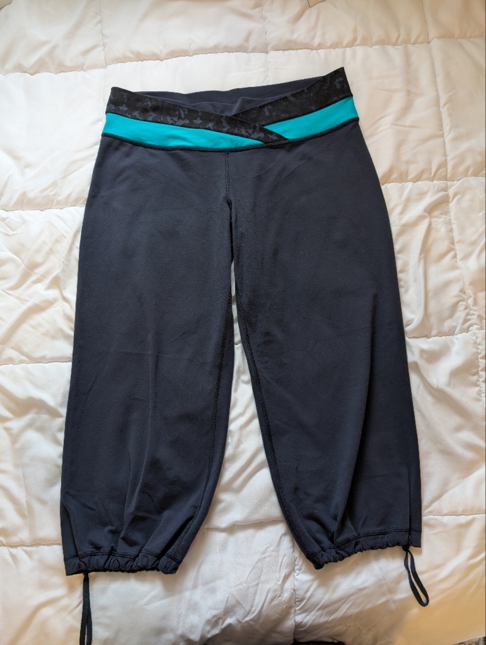 Lululemon Black Cropped Athletic Pants with Teal Waistband Size 12 Some Wear